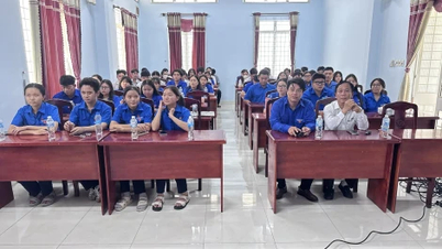 Unión de Jóvenes de la Ciudad de Tay Ninh: Difundiendo "Medicina y salud" entre sus miembros y estudiantes.