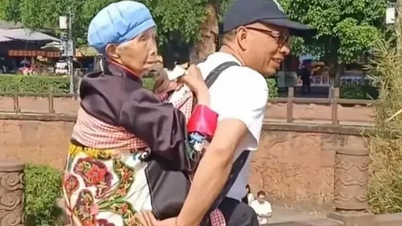 Un fils porte sa mère de 88 ans sur son dos pendant un voyage