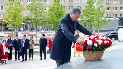 Генеральный секретарь То Лам и его супруга возлагают цветы в память о президенте Хо Ши Мине и Генеральном секретаре Ле Зуане в Москве.