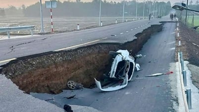 The road leading to the newly inaugurated bridge collapsed, a car carrying 4 people fell into the hole.