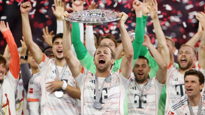 [Foto] Der Moment, als Harry Kane zum ersten Mal den Bundesliga-Pokal in die Höhe stemmte