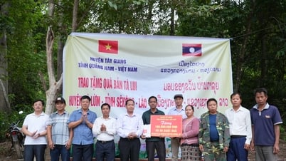 Tây Giang hỗ trợ người dân bản giáp biên của Lào bị hỏa hoạn