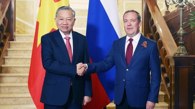 General Secretary To Lam meets with Chairman of the United Russia Party Medvedev