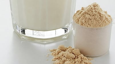 Uống bột protein với sữa hay nước sẽ tốt hơn?