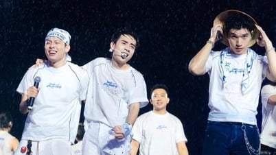 수만 명의 사람들이 비를 무릅쓰고 "Anh trai say hi" 밴드가 노래하고… 울음을 터뜨리는 것을 지켜보았습니다.