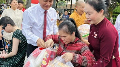 ឧបត្ថម្ភ​ជន​រង​គ្រោះ​ចំនួន ៥០០​នាក់ ទៅ​ផ្សារ​សូន្យ​ដុង