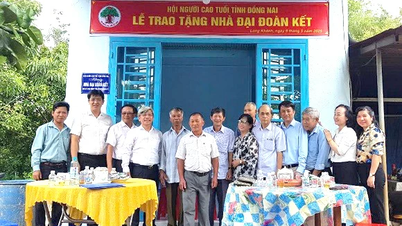 L'Association provinciale des personnes âgées a remis la maison de la Grande Unité aux habitants de la ville de Long Khanh.