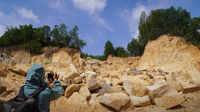 Close-up of the scene of "rock thieves" rampaging on Hon Cha mountain