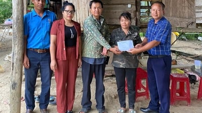 Huyện Lắk hỗ trợ 20 triệu đồng cho gia đình bị lốc xoáy tốc mái nhà