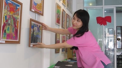 Cô gái ươm mầm những bông hoa nhỏ