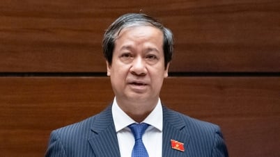 រដ្ឋមន្ត្រី Nguyen Kim Son រាយការណ៍ជូនរដ្ឋសភាអំពីសៀវភៅសិក្សា ការបង្រៀន និងរៀនបន្ថែម
