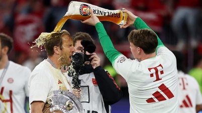 Harry Kane 'tắm bia' trong lần đầu tiên được nâng cúp