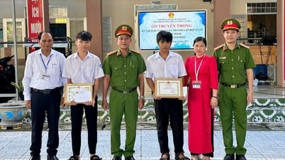 두 학생이 잃어버린 물건의 가치 약 2,600만 VND를 그 사람에게 돌려주었습니다.