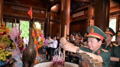 Thượng tướng Trịnh Văn Quyết dâng hương tưởng niệm Chủ tịch Hồ Chí...