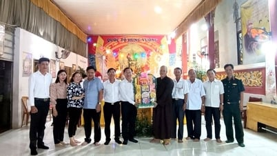 アンフー地区人民委員会委員長が仏陀の誕生日を祝う