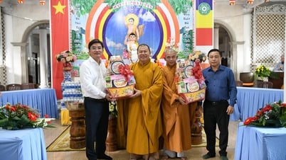 Bí thư Huyện ủy Long Phú thăm và tặng quà chùa Quan Âm nhân Đại lễ Phật đản năm 2025