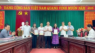 Ban Tuyên giáo và Dân vận Tỉnh ủy trao quyết định nghỉ hưu trước tuổi và nghỉ thôi việc ngay cho cán bộ, công chức theo Nghị định số 178