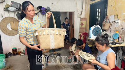 Xuan Truong women compete to develop economy