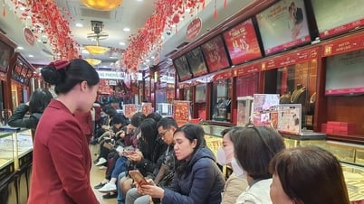 Giá vàng ngày 12/5/2025: Giá vàng trong nước và thế giới giảm mạnh nhưng khó mua vào