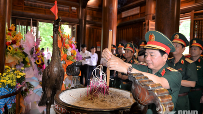 El teniente general Trinh Van Quyet ofrece incienso para conmemorar al presidente Ho Chi Minh