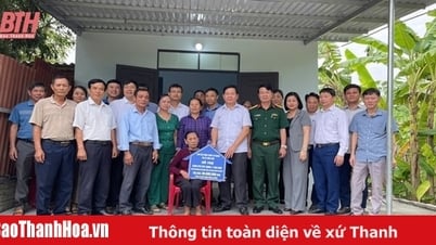 Bim Son Town presents housing support signs to households in difficult circumstances