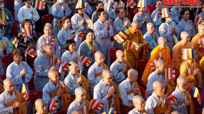 Viele Mönche, Nonnen und Buddhisten kehrten zum Nationaltempel Vietnams zurück, um an der Geburtstagszeremonie Buddhas teilzunehmen.
