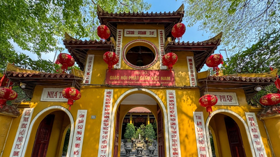 Ne filmez pas et ne prenez pas de photos sans autorisation lorsque vous vénérez les reliques de Bouddha à la pagode Quan Su.