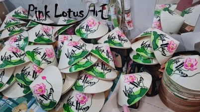 Internationale Besucher interessieren sich für die kunstvollen Kegelhüte westlicher Frauen.