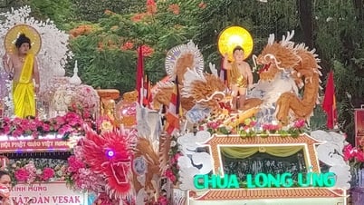 Blumenparade zur Feier von Buddhas Geburtstag