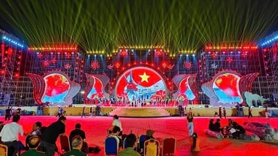 하이퐁: 2025년 붉은 불꽃 축제를 관람하는 사람들에게 서비스를 제공하기 위해 5개 불꽃놀이 장소에 거대한 LED 스크린이 등장했습니다.