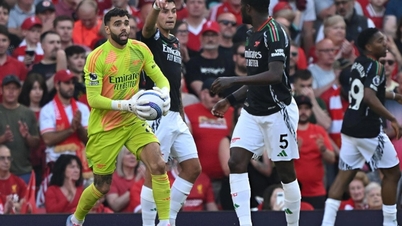 Merino bị đuổi, Arsenal may mắn thoát thua Liverpool