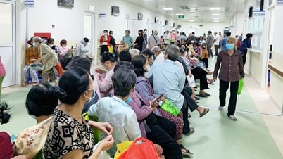 Khám bảo hiểm y tế: Xếp hàng từ sáng sớm, trưa vẫn chưa tới lượt
