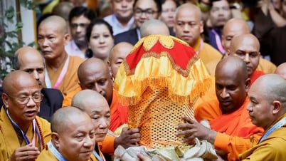 Les reliques du Bouddha sont arrivées à la pagode Quan Su, accueillies par une mer de personnes et de drapeaux.