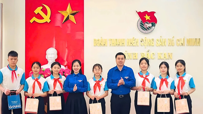 Bac Kan: Reunión con los delegados asistentes al X Congreso Nacional de los Buenos Niños del Tío Ho