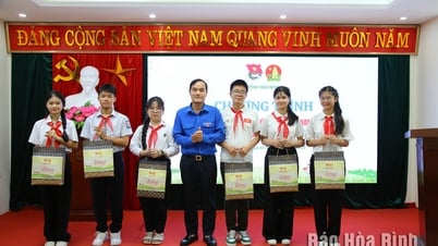 Meeting with the provincial children's delegation attending the 10th National Uncle Ho's Good Children Congress
