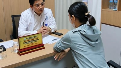 Giám đốc Bệnh viện Phụ sản trung ương khám bệnh miễn phí tại Bệnh viện Đa khoa Hòa Bình