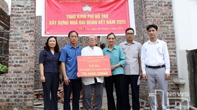 Cụ ông 93 tuổi tiết kiệm tiền giúp hộ nghèo xây nhà