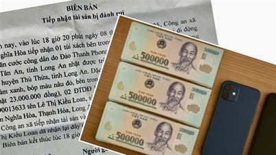 기동경찰이 분실물을 발견하여 소유자에게 반환을 요청하고 있습니다.