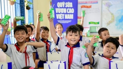 Vinamilk и 18-й фонд Vietnam Rising Milk Fund передают полмиллиона пакетов молока детям из неблагополучных семей