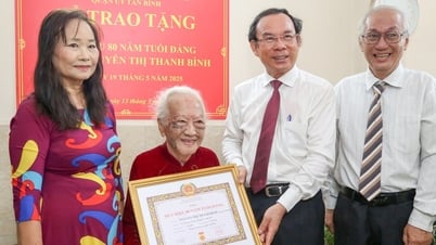 ホーチミン市のグエン・バン・ネン書記は、グエン・ティ・タイン・ビン氏に80年党員バッジを授与した。