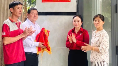 Handing over Red Cross houses to 2 families in difficult circumstances in Bac Tan Uyen district