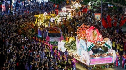 Hàng nghìn người cung rước xá lợi Phật quanh hồ Gươm