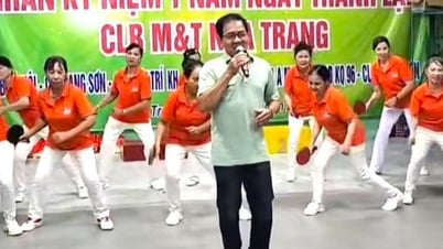 Surprise avec un « chanteur » interprétant la chanson « I love table tennis »