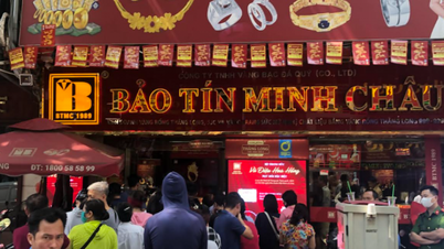 Giá vàng giảm mạnh từ đỉnh 124 triệu đồng/lượng, nhiều người tranh thủ mua vào