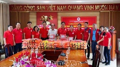 Das Rote Kreuz der Provinz Hung Yen verteilt Geschenke an arme Fischer in der Provinz Quang Ngai