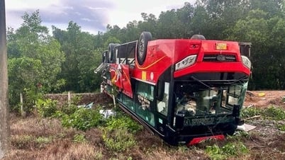 国道55号線で寝台バスが横転