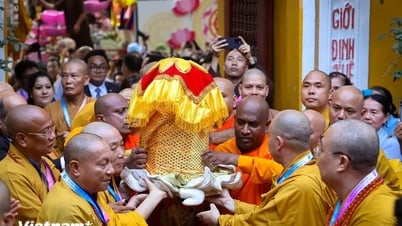 Cận cảnh cung rước xá lợi Phật về ngôi chùa hơn 500 năm tuổi tại Hà Nội