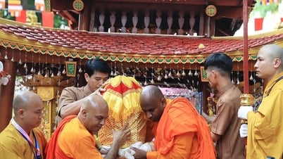 Người dân Hà Nội chờ hàng giờ đồng hồ nghênh đón Xá lợi Đức Phật