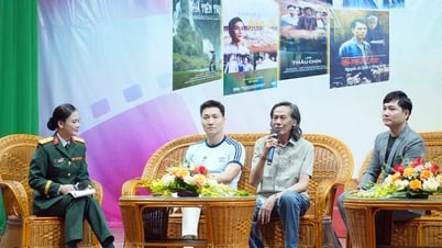 Giao lưu với các nghệ sĩ, đoàn làm phim tại Tuần phim Kỷ niệm 135 năm ngày sinh Chủ tịch Hồ Chí Minh