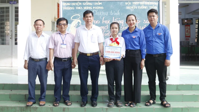 Trao học bổng 'Thắp sáng ước mơ thiếu nhi Giồng Trôm'
